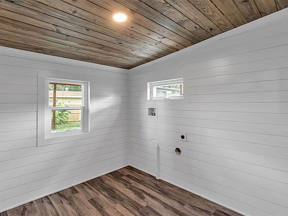 3rd image of 127 Colonial Dr