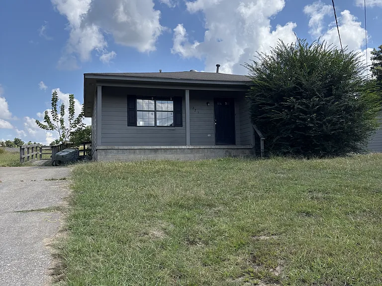 221 College St — Photo 1