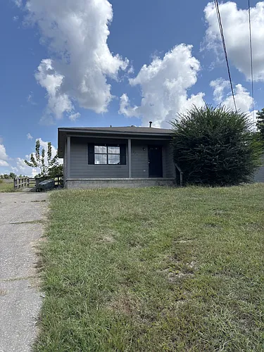221 College St Photo 1