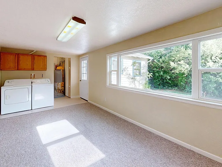 2525 S Clayton St — Photo 33