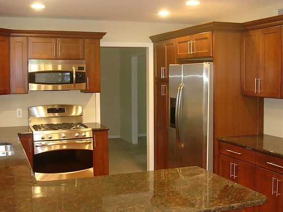 New Kitchen w/GE Stainless Appl.