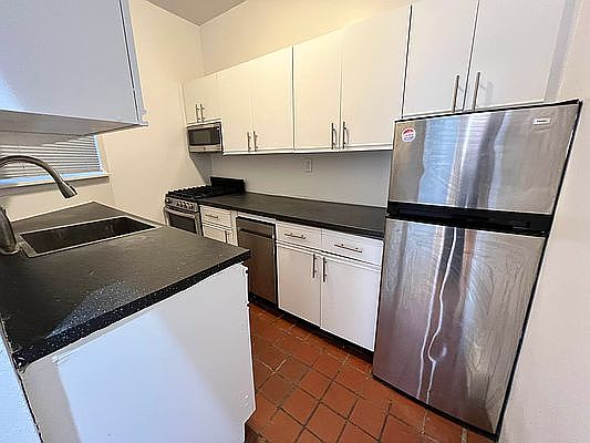 5th image of 413 W 52nd St #4F