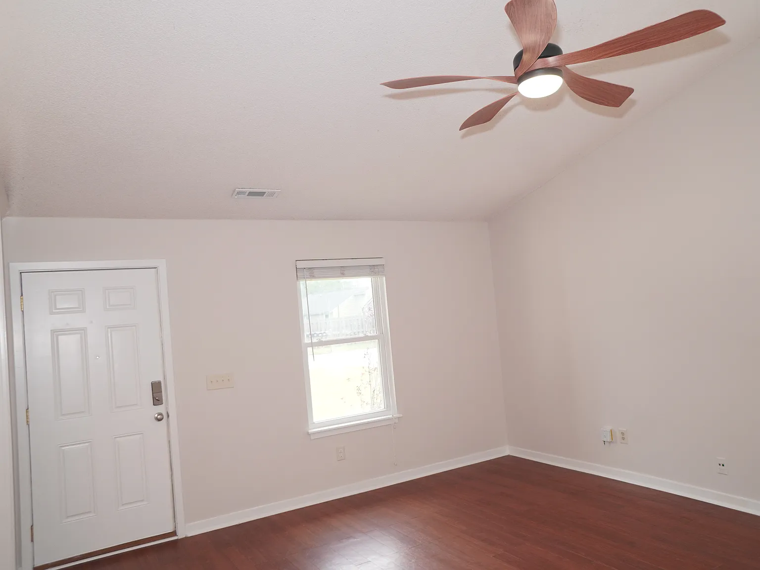 3 bed, 1290 sqft, $3,195 — Photo 2