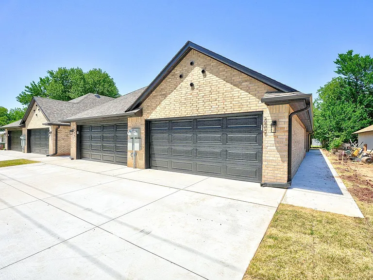 213 W Thatcher St — Photo 3