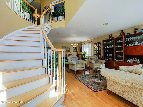 3rd image of 75 Herrick Ave
