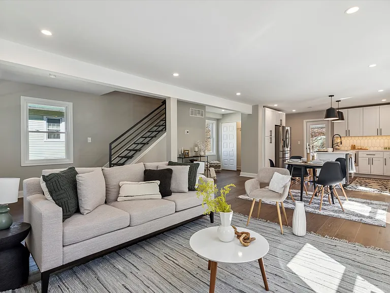 933 Henry Ave — Photo 4
