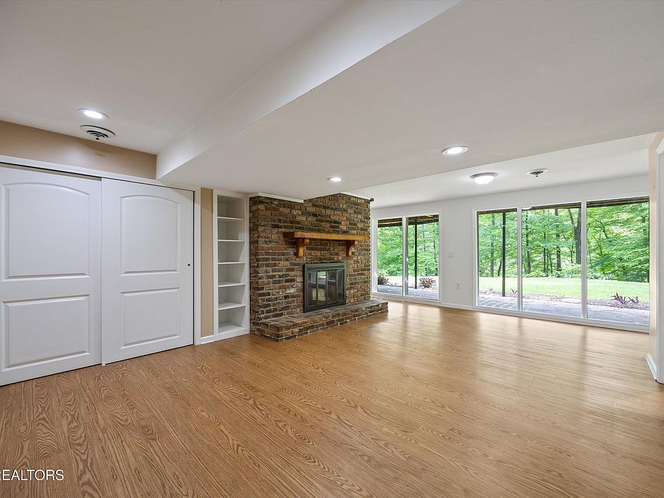 31st image of 3521 Montlake Dr
