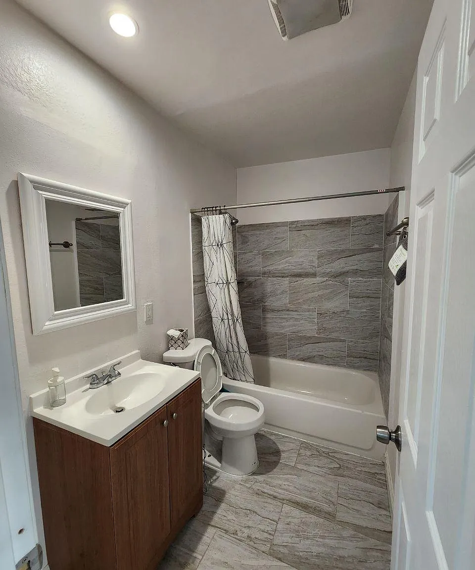 1110 W 39th Pl — Photo 3