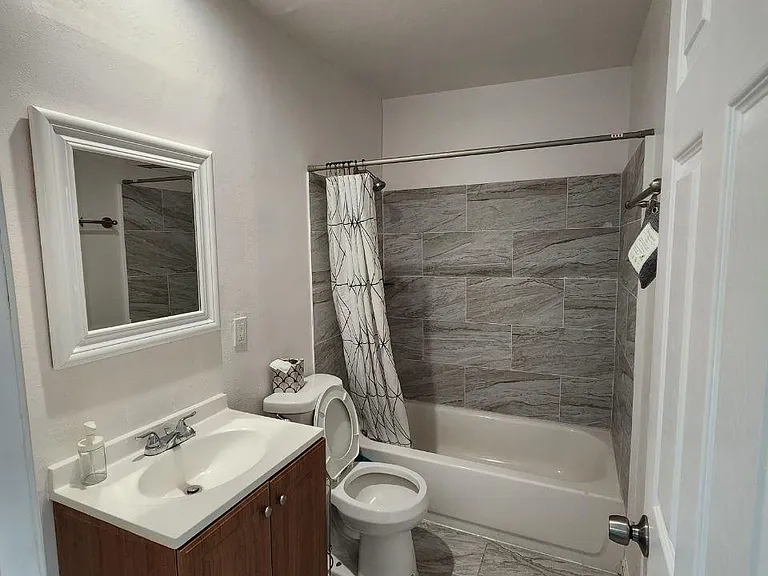 1110 W 39th Pl #B — Photo 3