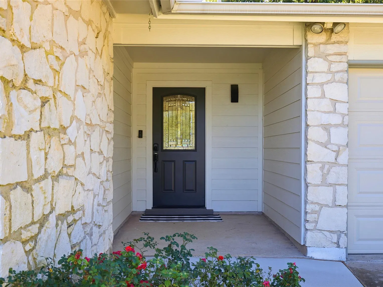 3 bed, 2.0 bath, 1628 sqft, $2,400 — Photo 2