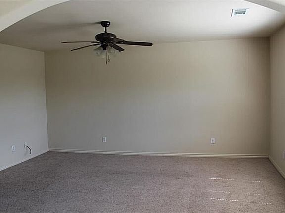 2nd image of 900 Oakwood Ln