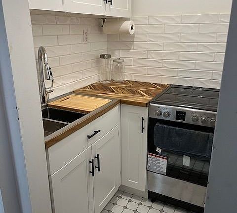 3rd image of 208 Carlton St