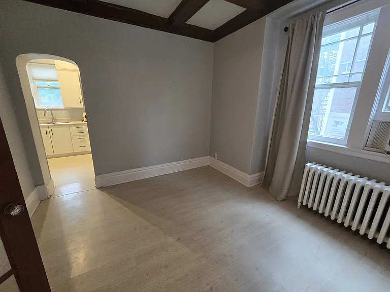 1047 Main St E #3 — Photo 8