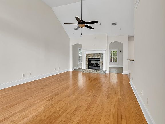 3rd image of 284 Chamberlin Rd.