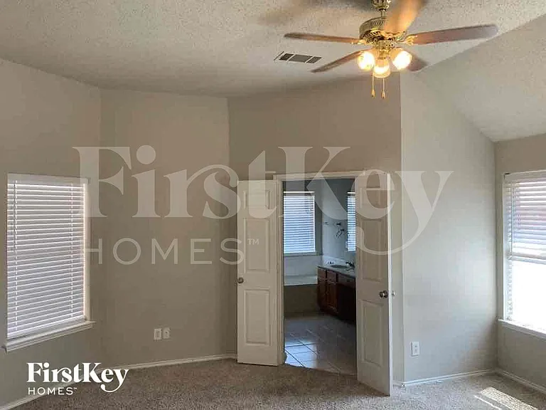 1933 Cochran Dr — Photo 14