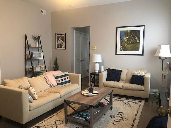 5th image of 2225 N Leavitt St #2R
