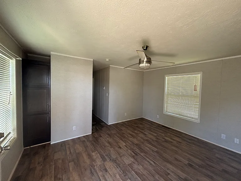 30 SW Rex St — Photo 3