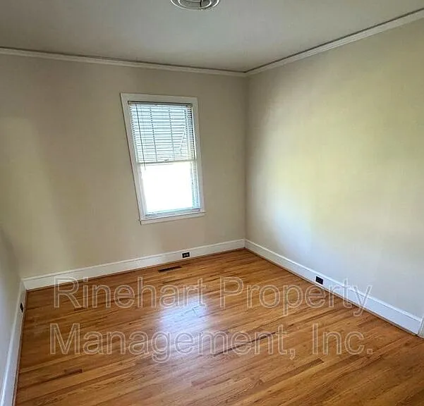 221 Hutchinson St — Photo 11