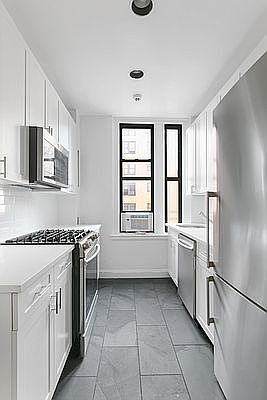 3rd image of 260 W 72nd St APT 10B