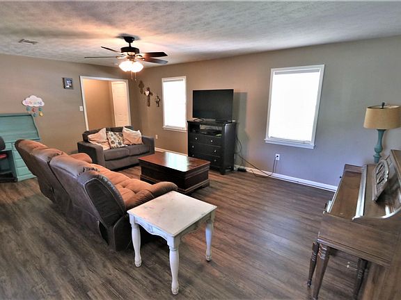 4th image of 1067 Elvis Presley Dr