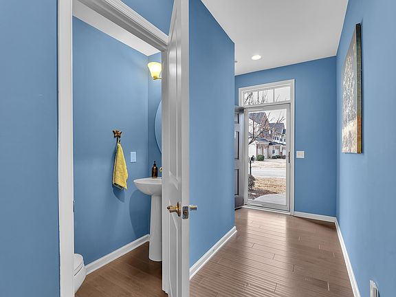 4th image of 210 Alderside Pl