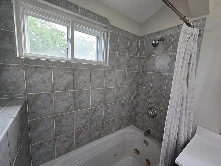 314 W 4th St #3 — Photo 11