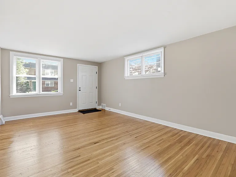 271 W Wyncliffe Ave — Photo 5