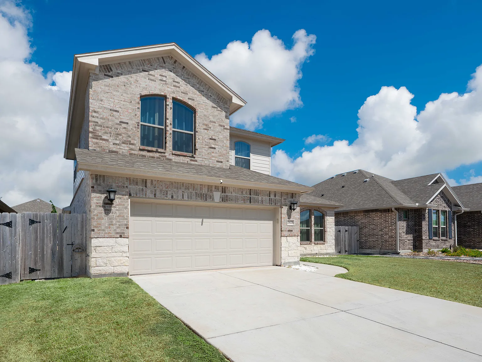 4 bed, 2352 sqft, $3,000 — Photo 2