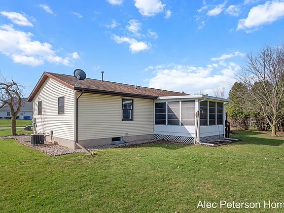 4th image of 101 Roberts Ct