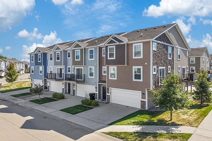2 bed, 2.5 bath, 1450 sqft, $1,600 — Photo 2