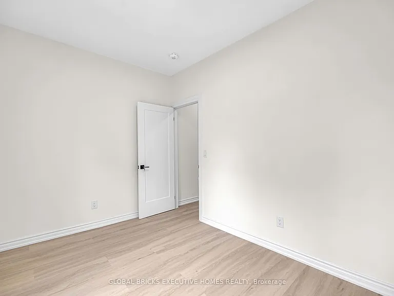 108 Lindsay St S — Photo 5