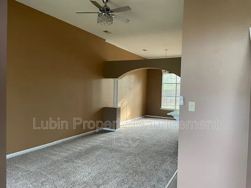 3 bed, 2.0 bath, 2600 sqft, $1,975 — Photo 2