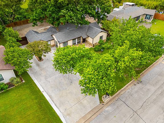 4th image of 1800 Brook Hollow Dr