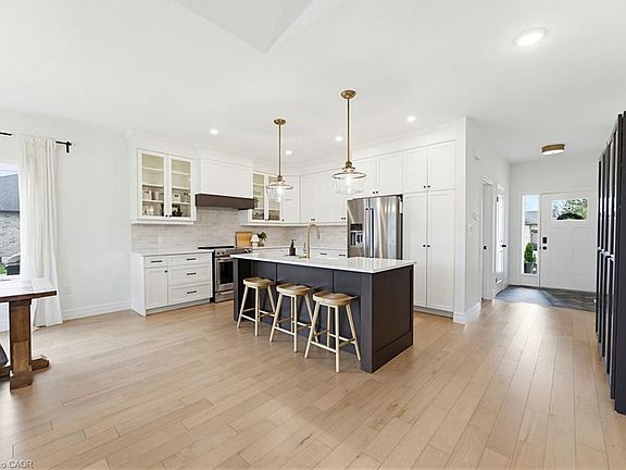 4th image of 24 Gilmer Cres
