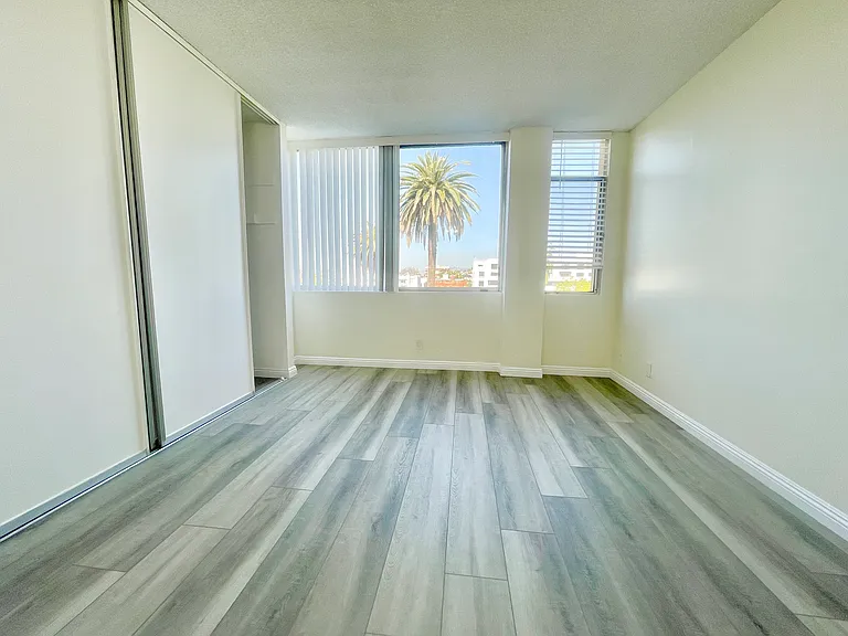 Occidental Towers Apartments — Photo 161