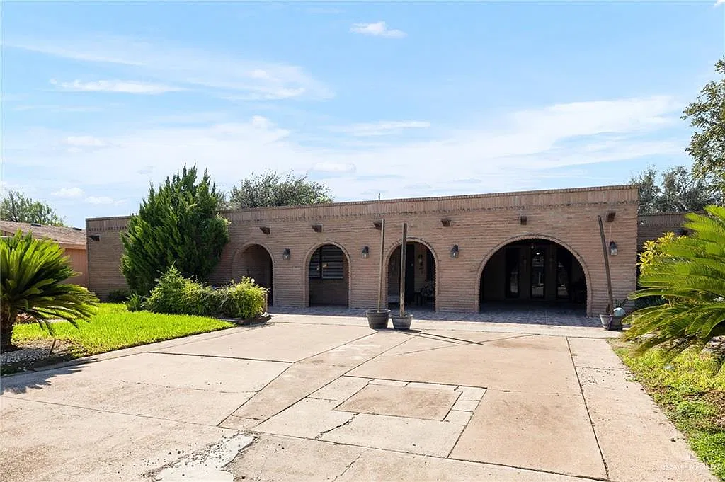 4 bed, 2.0 bath, 1784 sqft, $2,100 — Photo 1