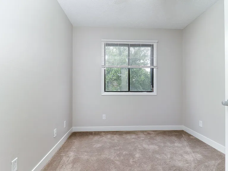 111 N Orr Dr — Photo 16