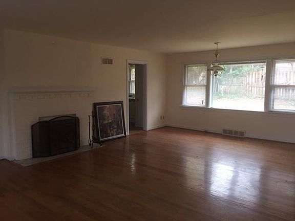 3rd image of 618 Lewiston Dr
