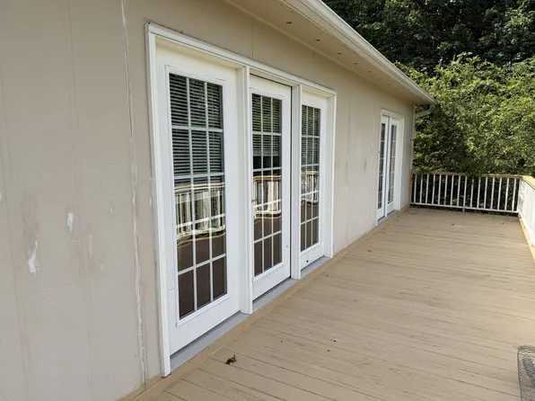 1860 Crescent Dr, Hiawassee, GA 30546