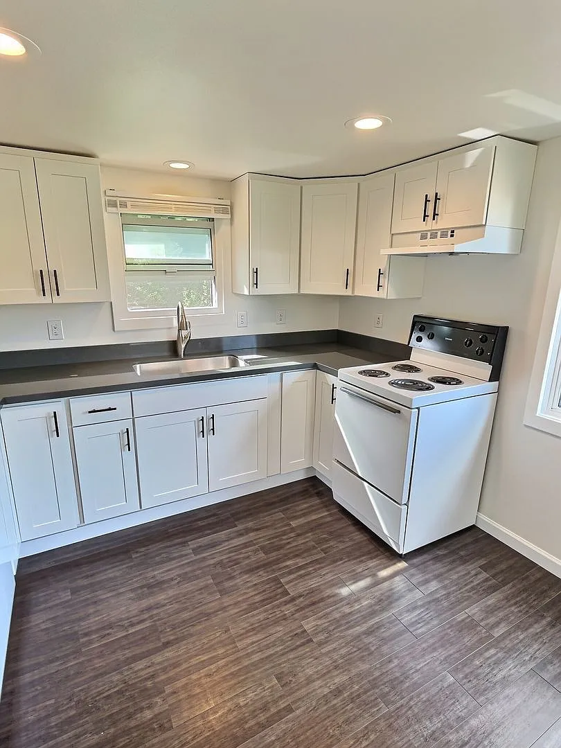 MIL unit- all new flooring Burien — Photo 4