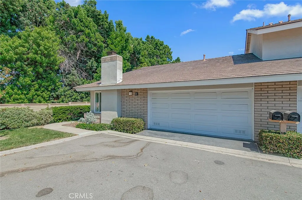 2 bed, 1105 sqft, $4,200 — Photo 1