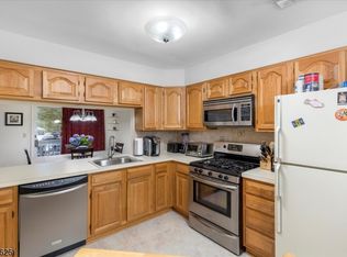 17 Amethyst Ln, Paterson, NJ 07501