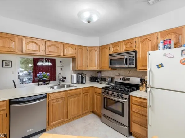 17 Amethyst Ln, Paterson City, NJ 07501