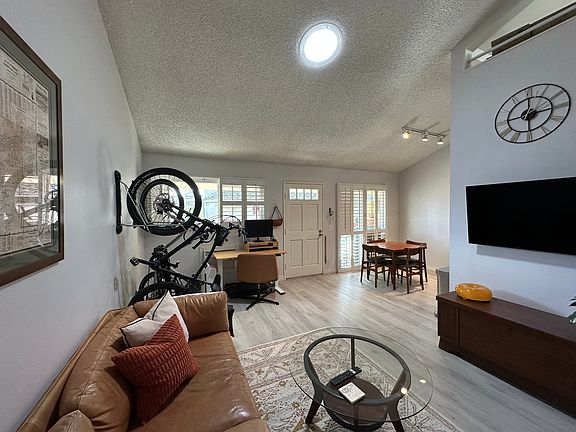 4th image of 4032 Centre St #5E