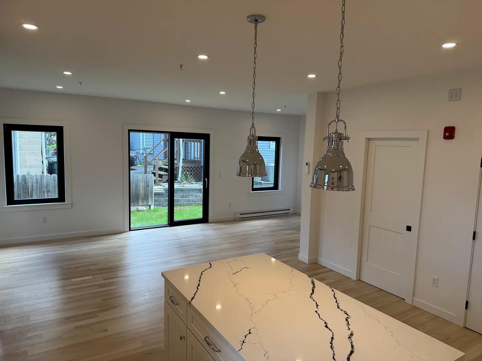 3 bed, 1.5 bath, 1350 sqft, $3,250 — Photo 3