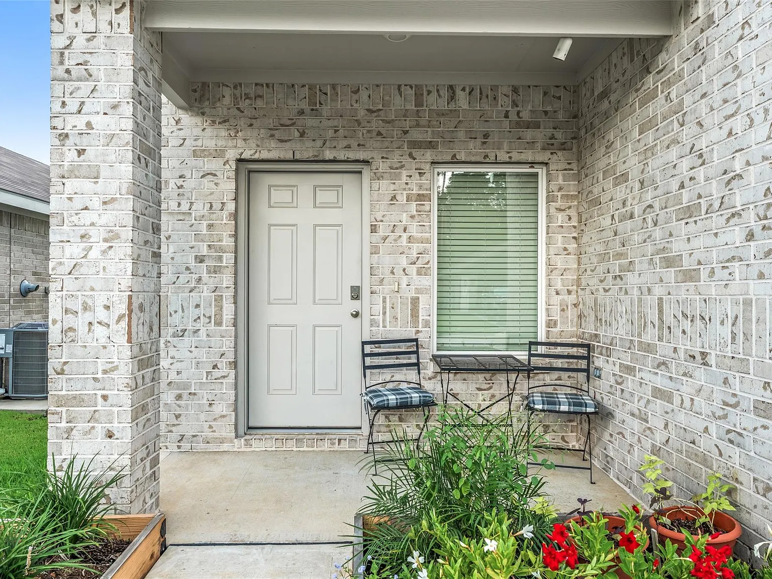 4 bed, 2.5 bath, 2088 sqft, $2,250 — Photo 2
