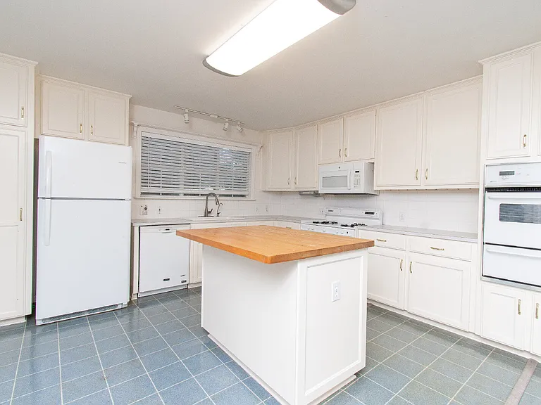 4510 Russell Dr — Photo 7