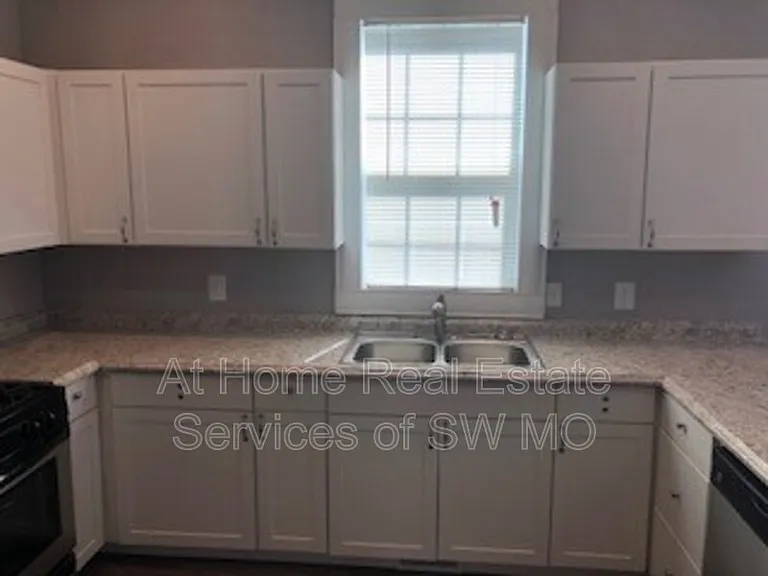 626 S New Ave — Photo 11