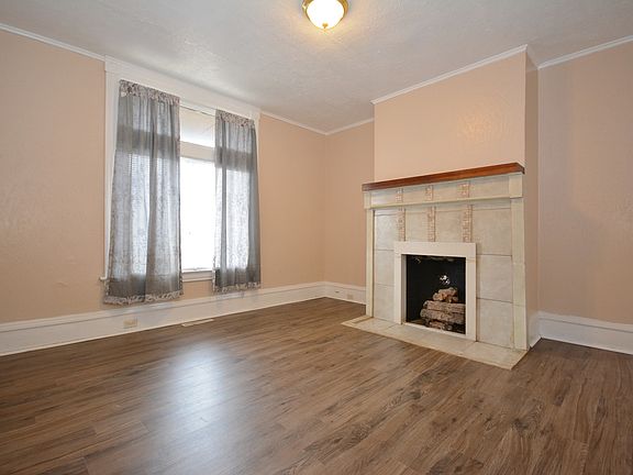 609 Taylor Ave- living room