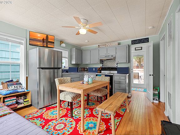 3rd image of 310 Avenue K